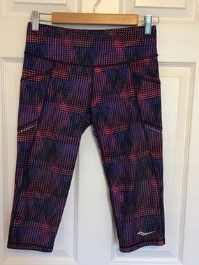 Saucony Purple & Red Pixel-Print Capri Leggings